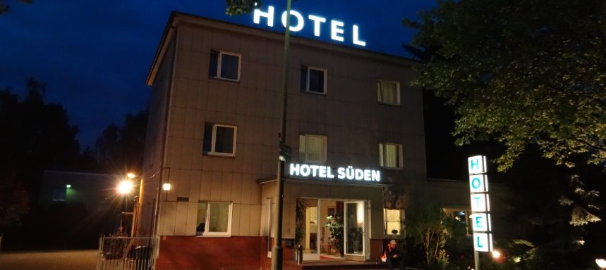 Außenansicht des Hotels bei Nacht